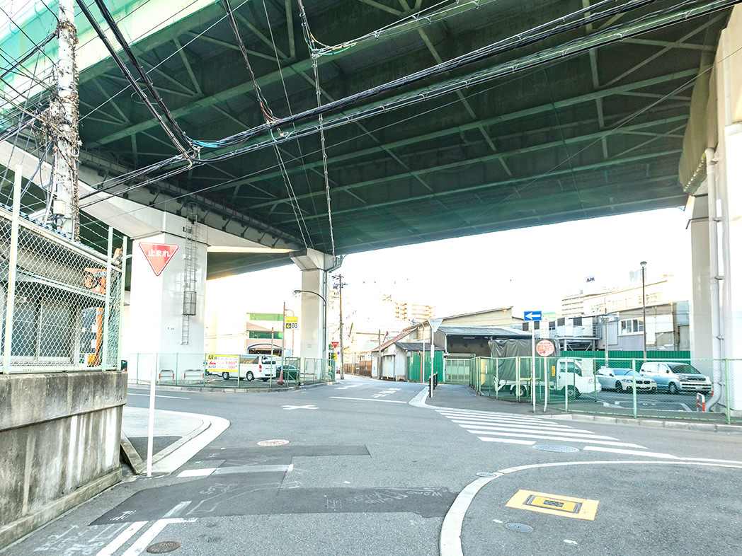 少し歩くと、天満研修センターがあり、直進すると高速道路があります。