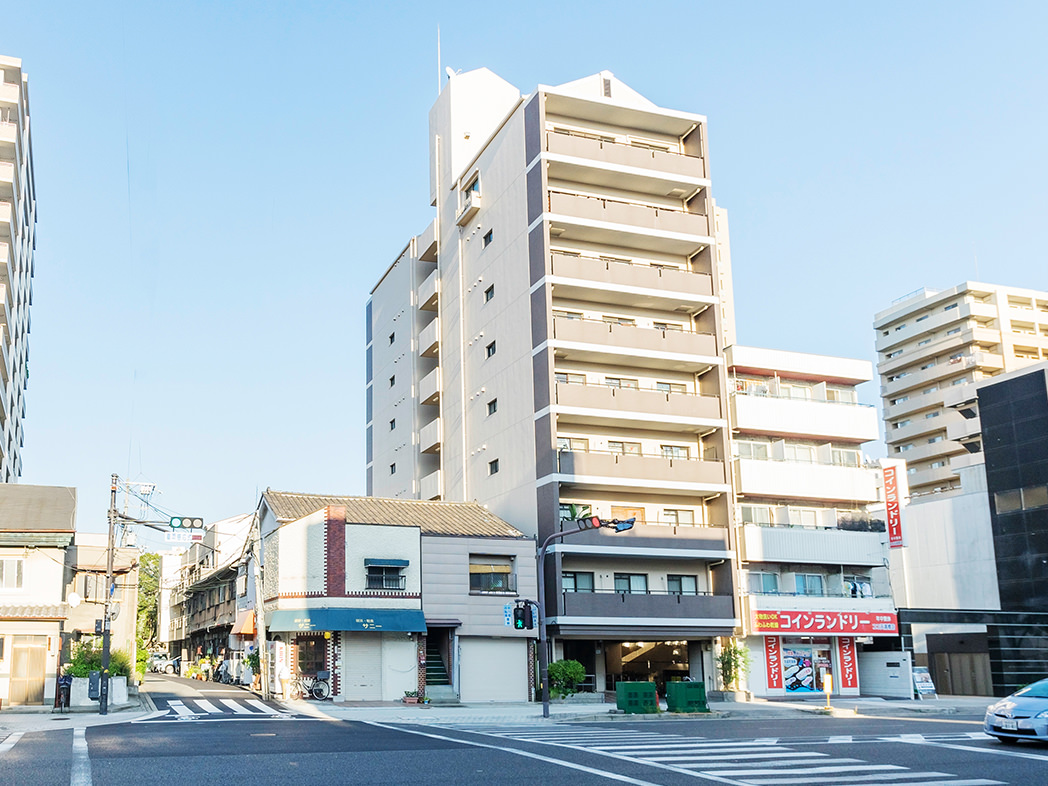 そのまま進むと、大きな道路が見えます。進行向かいの背の高いビルです。
